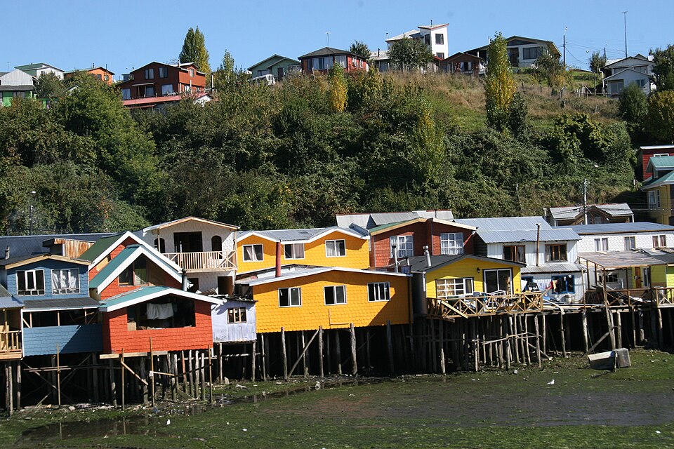 Palafitos de colores sobre pilotes de madera en Castro, Chiloé.