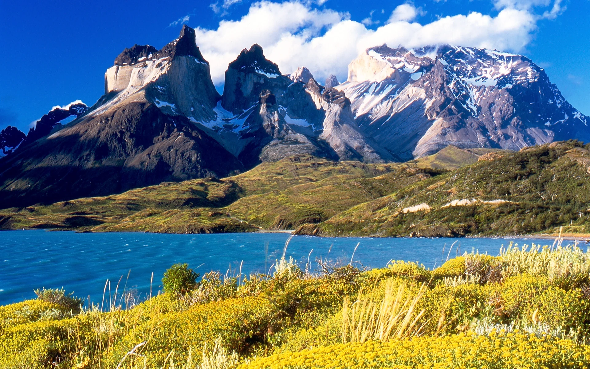 Cuernos del Paine frente al lago Pehoé en la Patagonia chilena