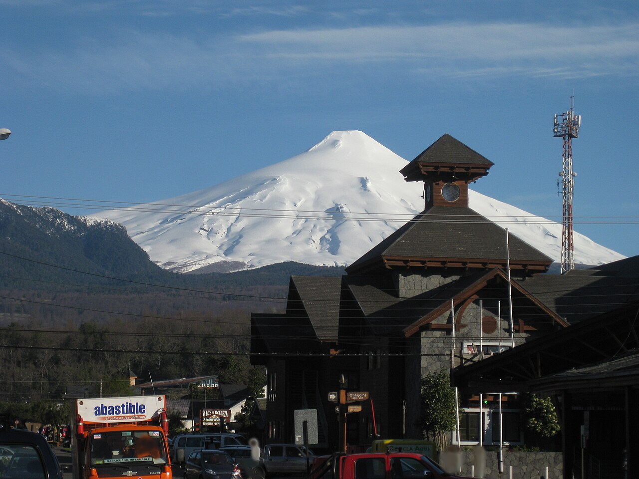 Volcán Villarrica cubierto de nieve visto sobre las construcciones de Pucón.
