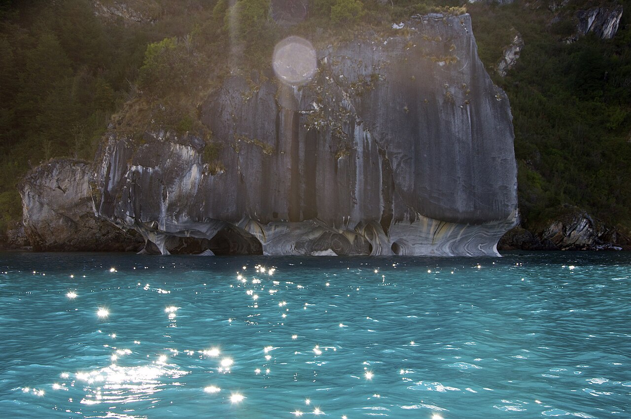 Formaciones de las Capillas de Mármol junto al agua turquesa del lago General Carrera.