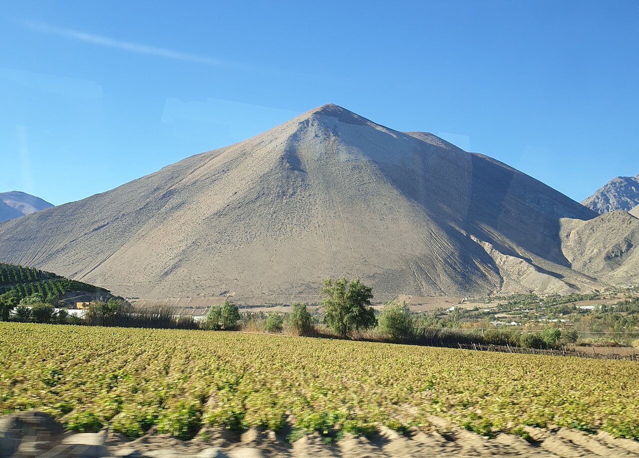 Cultivos y cerros áridos del Valle del Elqui, cerca de Vicuña.